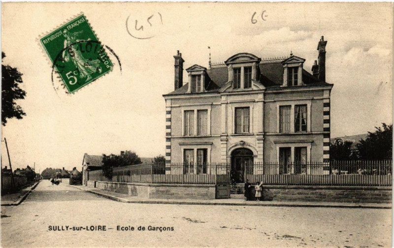 Carte postale ancienne Sully-sur-Loire Ecole des Garcons à Sully-sur-Loire