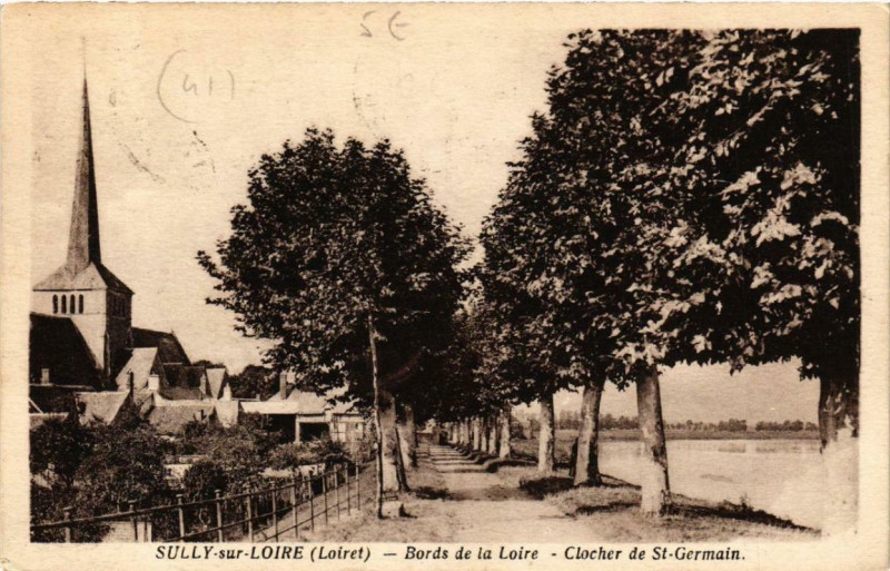 Carte postale ancienne Sully-sur-Loire Bords de la Loire Clocher de Saint-Germain à Sully-sur-Loire