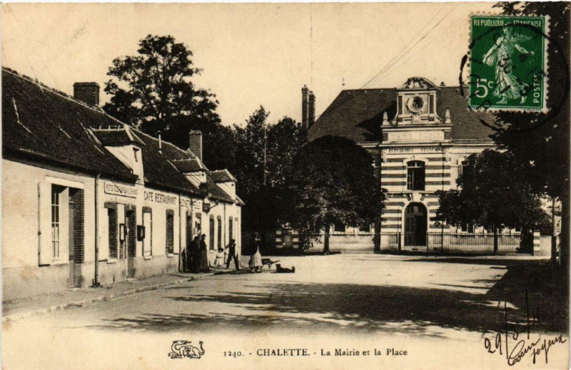 Carte postale ancienne Chalette La Mairie et la Place