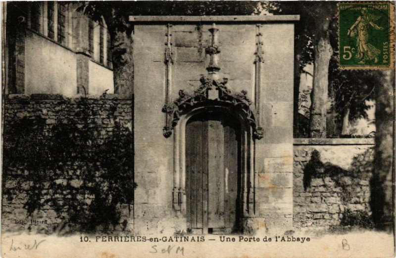 Carte postale ancienne Ferrieres-en-Gatinais Un Porte de l'Abbaye à Ferrières-en-Gâtinais