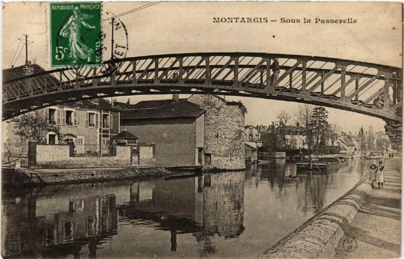Carte postale ancienne Montargis Sous la Psserelle à Montargis