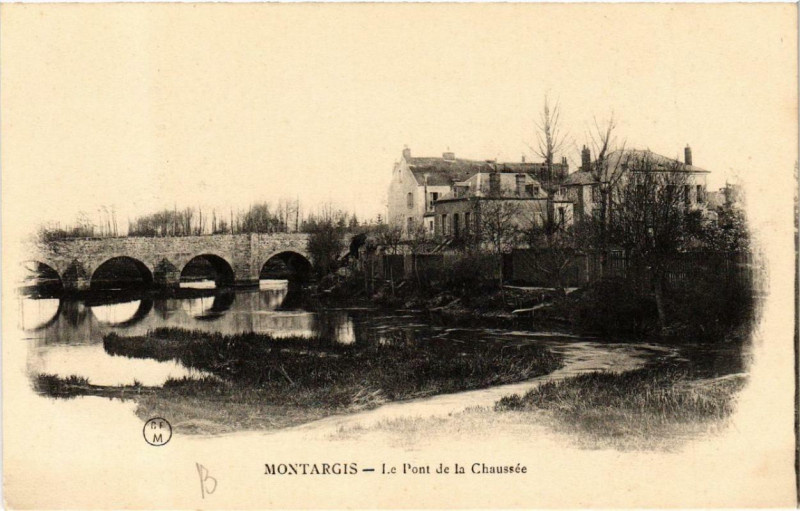 Carte postale ancienne Montargis Le Pont de la Chaussée à Montargis
