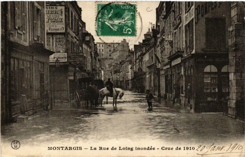 Carte postale ancienne Montargis La Rue de Loing inondée à Montargis