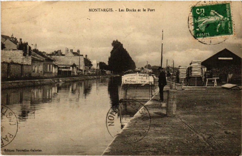 Carte postale ancienne Montargis Le Docks et le Port à Montargis