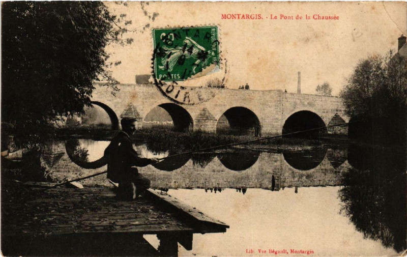 Carte postale ancienne Montargis Le Pont de la Chaussée à Montargis