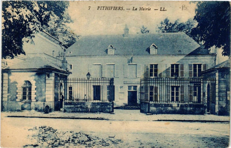 Carte postale ancienne Pithiviers La Mairie à Pithiviers