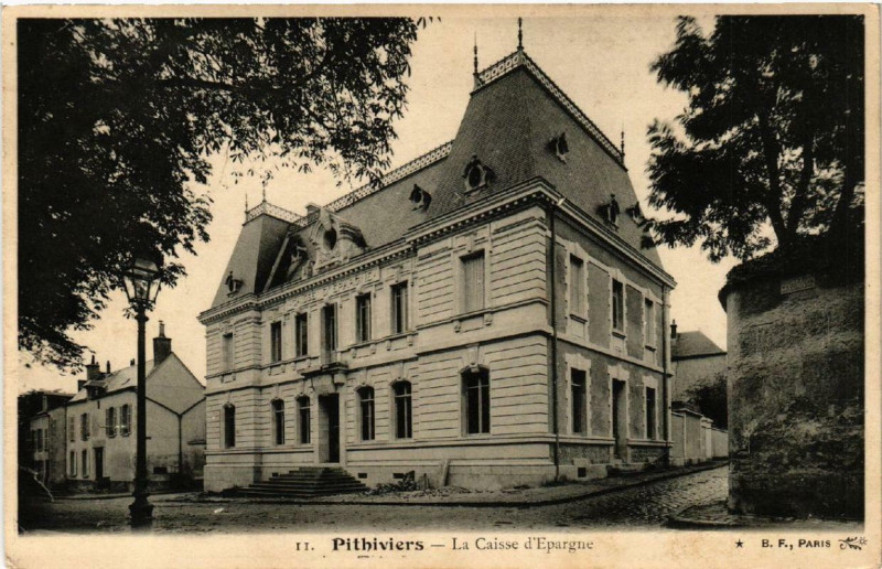 Carte postale ancienne Pithiviers La Caisse d'Epargne à Pithiviers