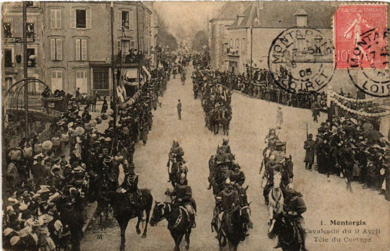 Carte postale ancienne Montargis Cavalcadu du 9 Avril Tete du Cortege à Montargis