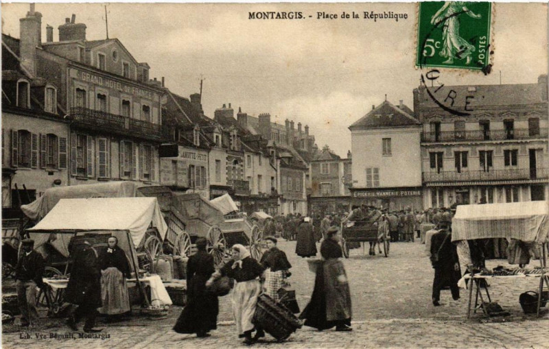 Carte postale ancienne Montargis Place de la République à Montargis