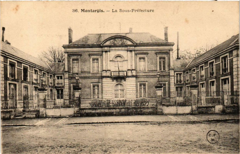 Carte postale ancienne Montargis La Sous-Préfecture à Montargis