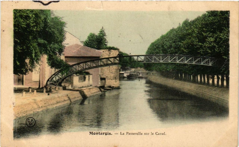 Carte postale ancienne Montargis La Passerelle sur le Canal à Montargis