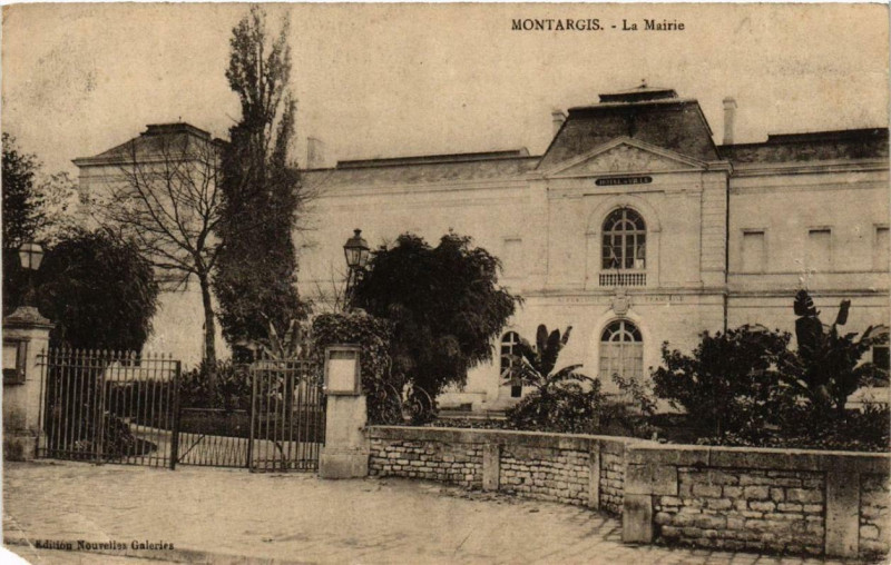 Carte postale ancienne Montargis La Mairie à Montargis