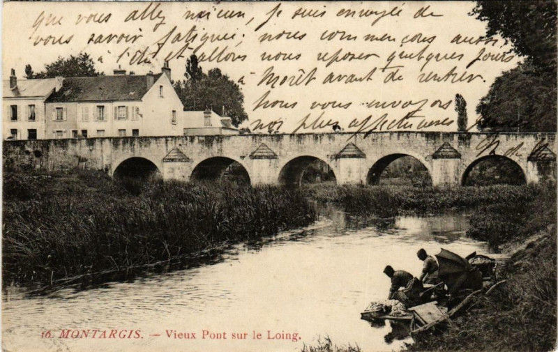 Carte postale ancienne Montargis Vieux Pont sur le Loing à Montargis