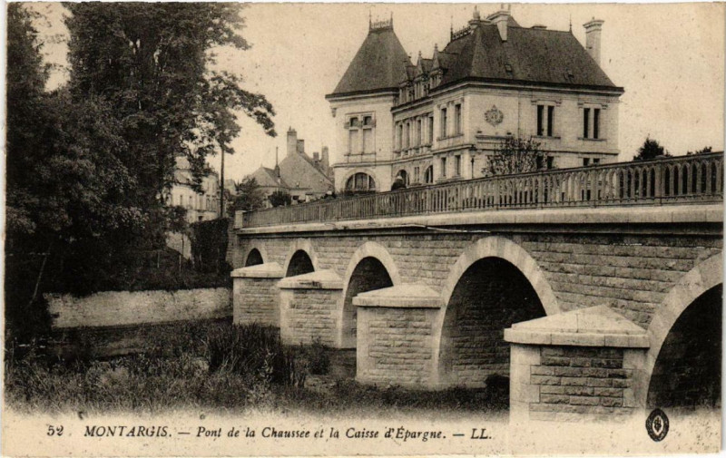 Carte postale ancienne Montargis Pont de la Chaussée et la Caisse d'Epargne à Montargis