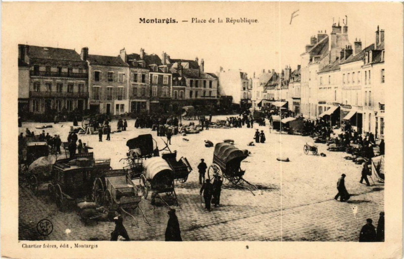 Carte postale ancienne Montargis Place de la République à Montargis