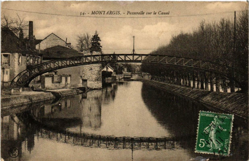 Carte postale ancienne Montargis Passerelle sur le Canal à Montargis