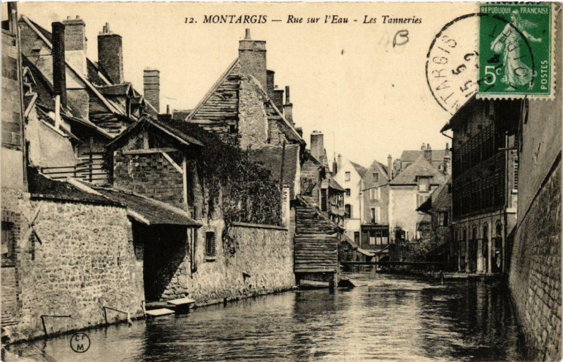 Carte postale ancienne Montargis Rue sur l'eau Les Tanneries à Montargis