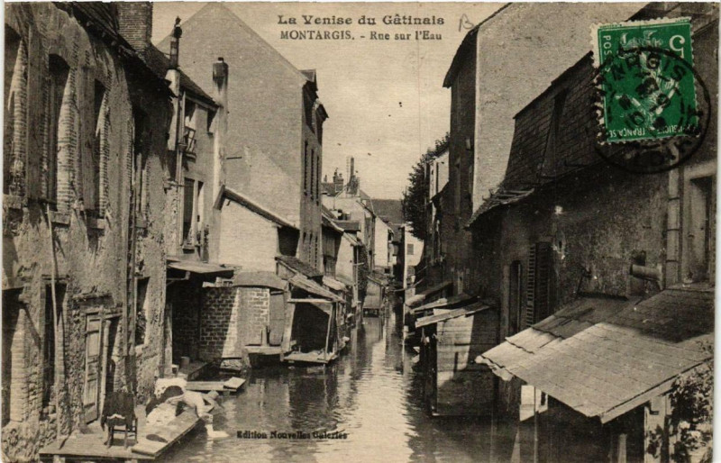 Carte postale ancienne La Venise du Gatinais Montargis Rue sur l'eau à Montargis