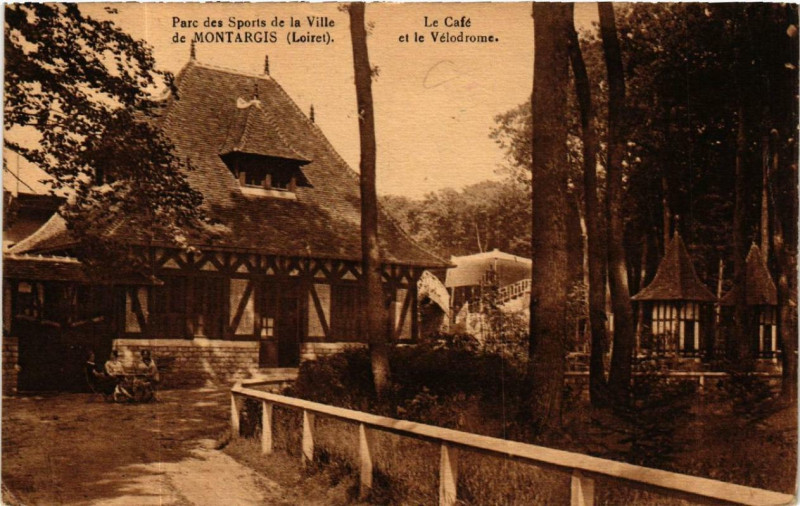 Carte postale ancienne Montargis Parc des Sports. Le Café et le Vélodrome à Montargis