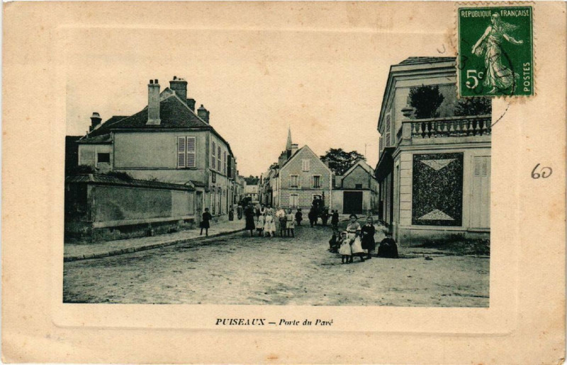 Carte postale ancienne Puiseaux Porte du Pavé à Puiseaux