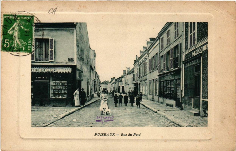Carte postale ancienne Puiseaux Rue du Pavé à Puiseaux