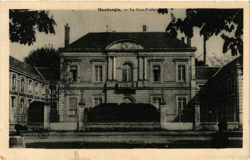 Carte postale ancienne Montargis La Sous-Préfecture à Montargis