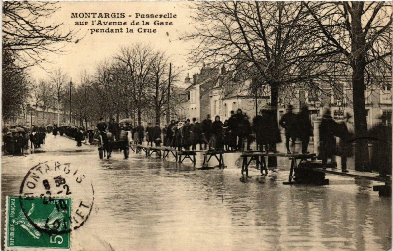 Carte postale ancienne Montargis Passerelle sur l'Avenue de la Gare pendant la Crue à Montargis