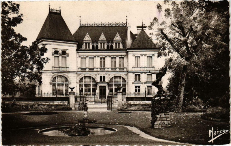 Carte postale ancienne Montargis La Caisse d'Epargne à Montargis