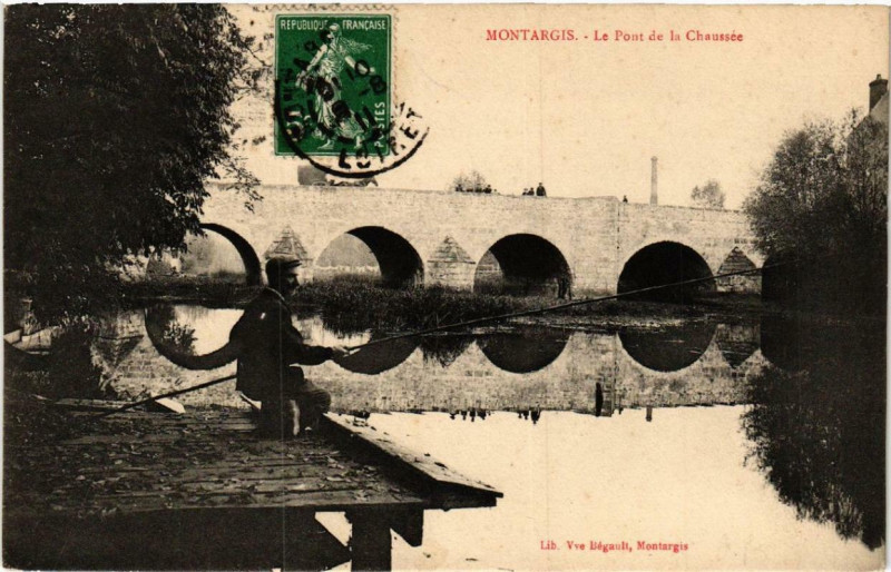 Carte postale ancienne Montargis Le Pont de la Chaussée à Montargis