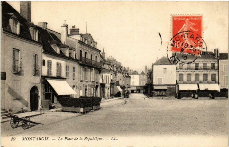Carte postale ancienne Montargis La Place de la République à Montargis