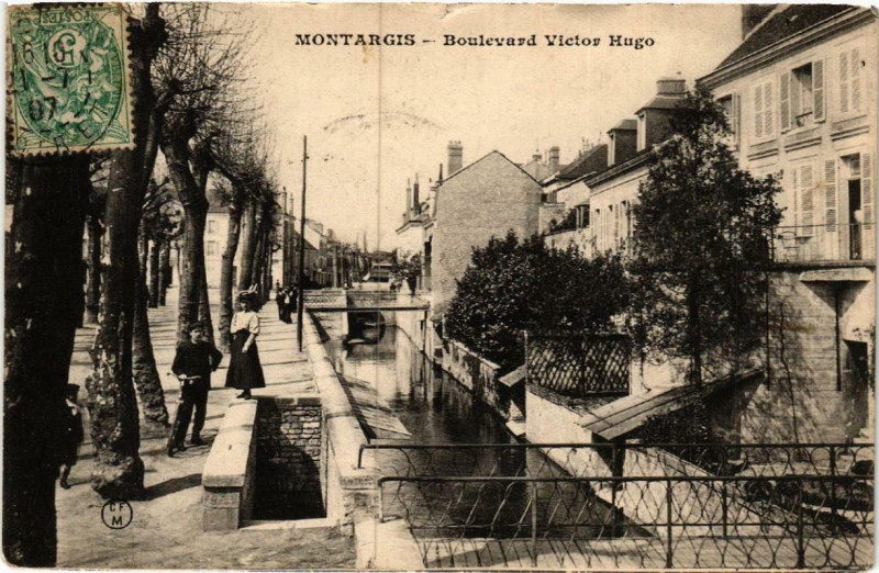 Carte postale ancienne Montargis Boulevard Victor Hugo à Montargis