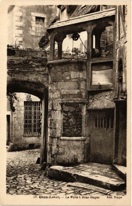 Carte postale ancienne Gien Le Puits a deux étages à Gien