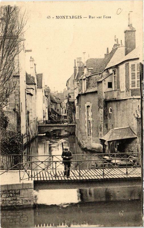 Carte postale ancienne Montargis Rue sur l'eau à Montargis