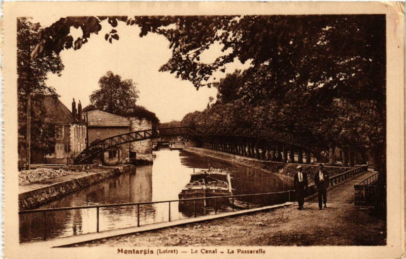 Carte postale ancienne Montargis Le Canal La Passerelle à Montargis