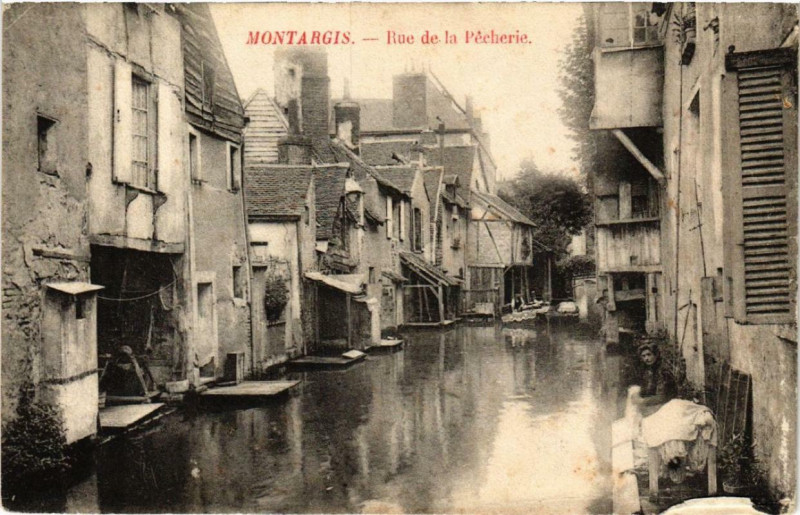 Carte postale ancienne Montargis Rue de la Pecherie à Montargis
