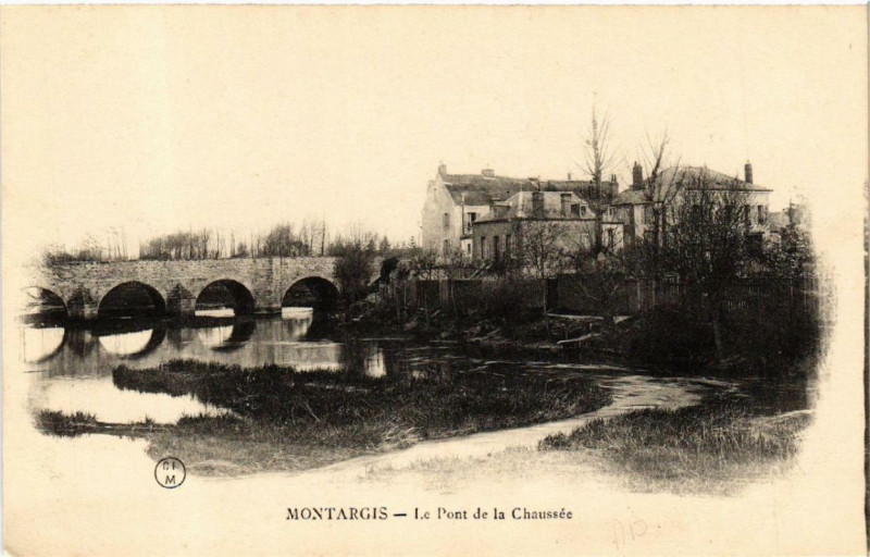 Carte postale ancienne Montargis Le Pont de la Chaussée à Montargis