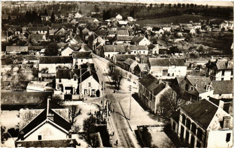 Carte postale ancienne La Mairie, les Ecoles et la rue de l'Industrie à Dordives