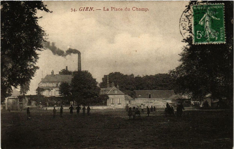 Carte postale ancienne Gien La Place du Champ à Gien