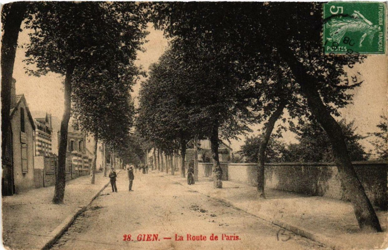 Carte postale ancienne Gien La route de Paris à Gien