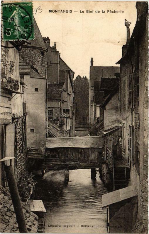 Carte postale ancienne Montargis Le Bief de la Pecherie à Montargis