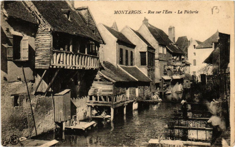 Carte postale ancienne Montargis Rue sur l'eau La Pecherie à Montargis