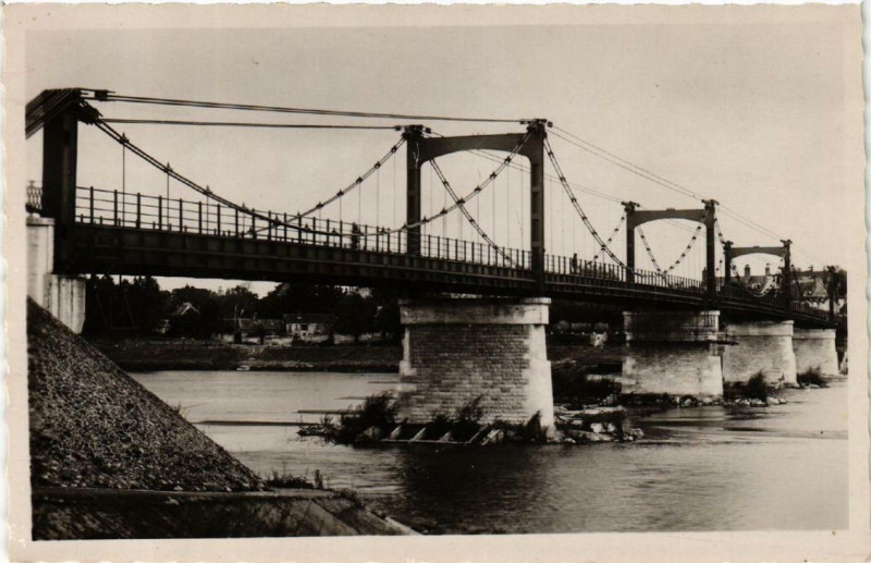 Carte postale ancienne Chateauneuf-sur-Loire Le Pont suspendu à Châteauneuf-sur-Loire