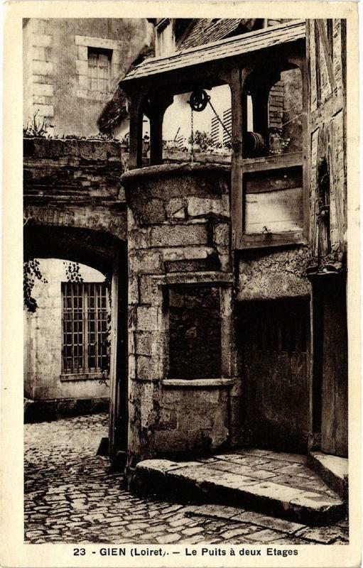 Carte postale ancienne Gien Le Puits a deux Etages à Gien