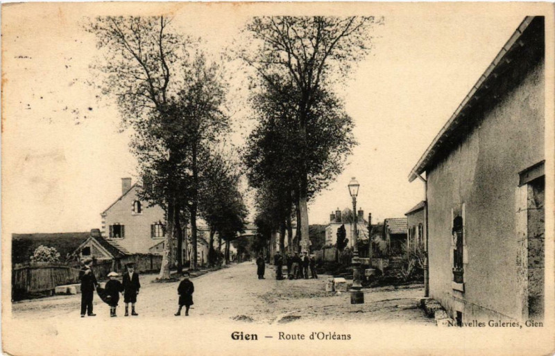 Carte postale ancienne Gien Route d'Orleans à Gien