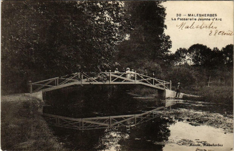 Carte postale ancienne Malesherbes La Passerelle Jeanne d'Arc