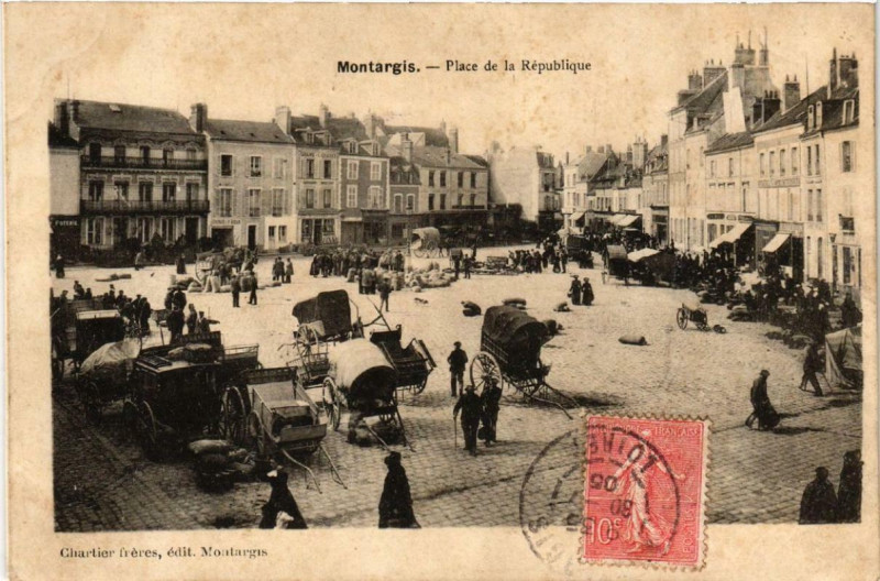 Carte postale ancienne Montargis Place de la République à Montargis