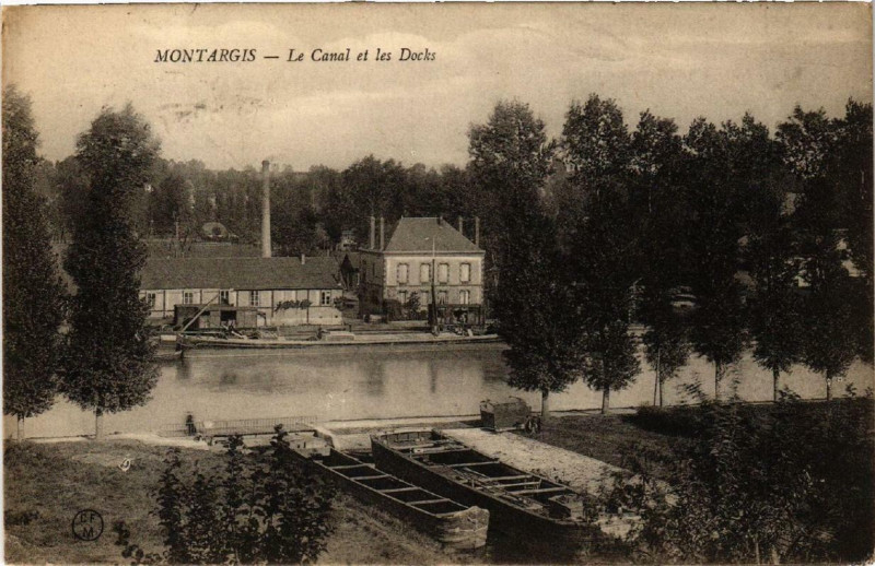 Carte postale ancienne Montargis Le Canal et les Docks à Montargis