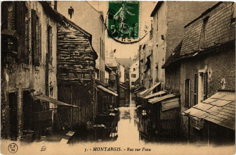 Carte postale ancienne Montargis Rue sur l'eau à Montargis