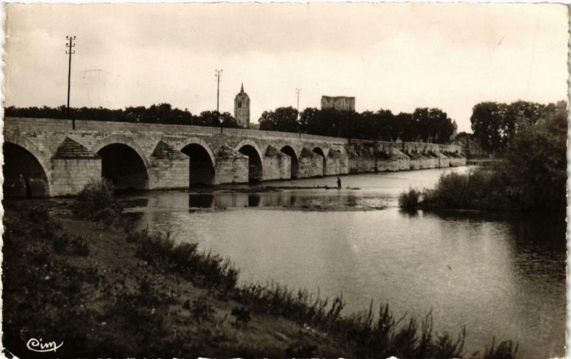 Carte postale ancienne Beaugency Le Pont et la Loire à Beaugency