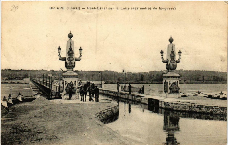 Carte postale ancienne Briare Pont-Canal sur la Loire à Briare